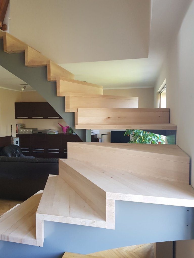 Dodání a montáž interiérového schodiště ve starší zástavbě.

