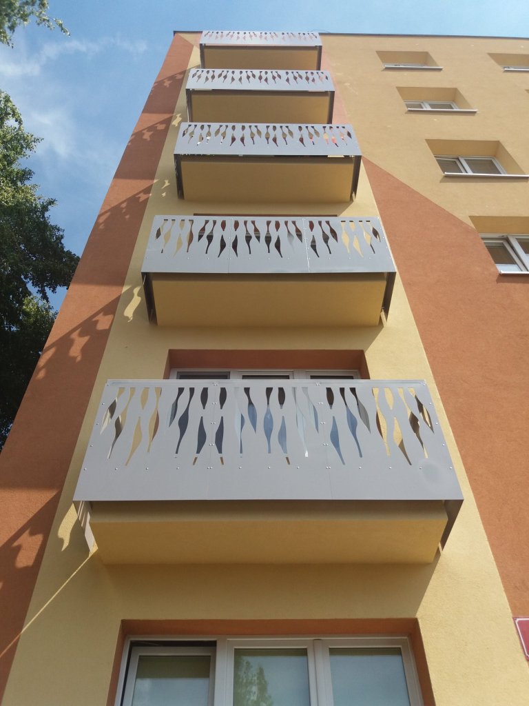 Balkonové zábradlí na panelovém domě.