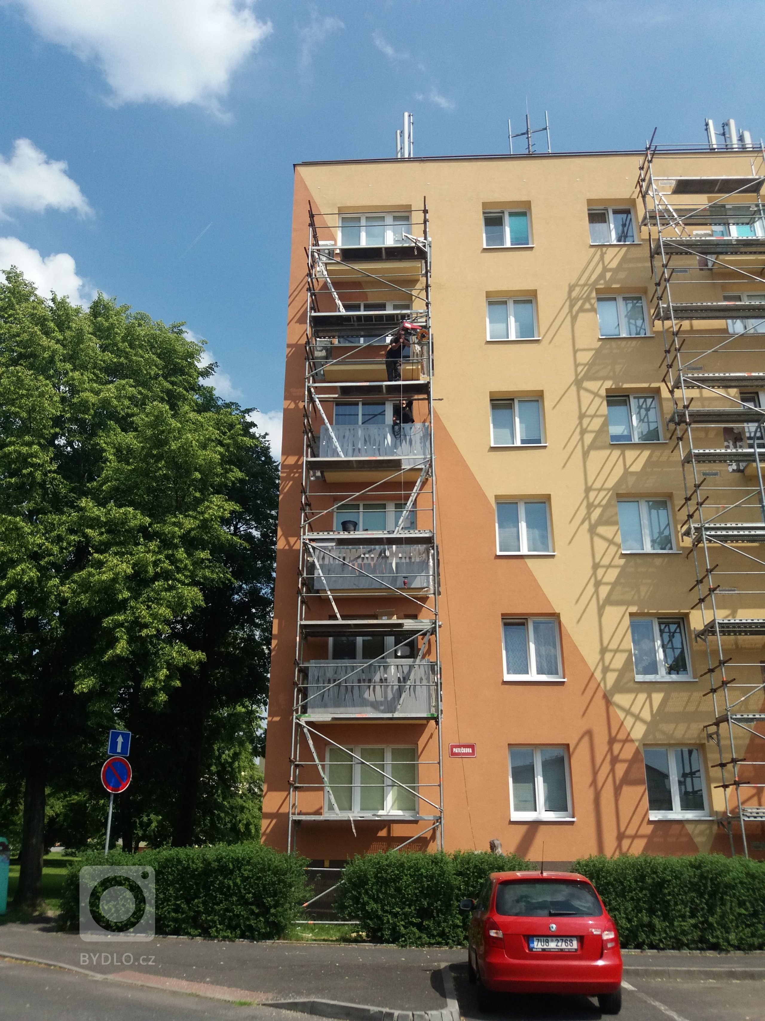 Dodání a ontáž designového zábradlí na panelovém domě.
