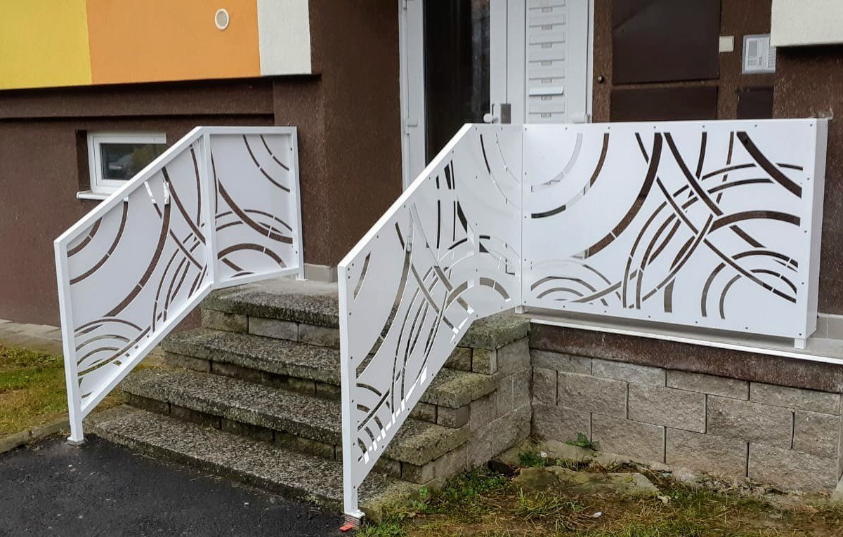 Dodání a montáž designového zábradlí u vchodu do panelového domu.
