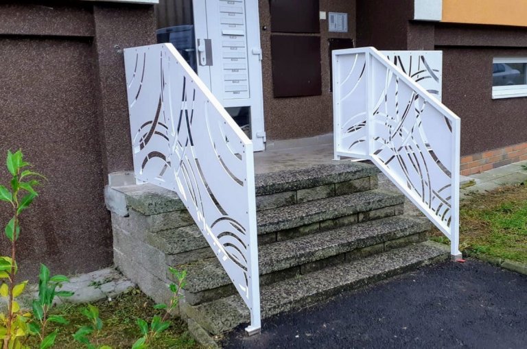 Dodání a montáž designového zábradlí u vchodu do panelového domu.
