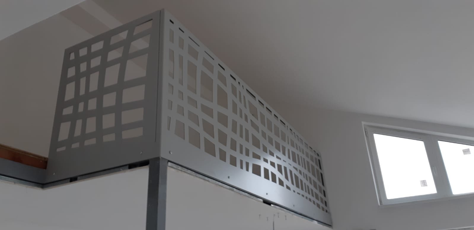 Dodání a montáž designového zábradlí v interiéru rodinného domu.

Vyrobeno z hlinkového plechu.
