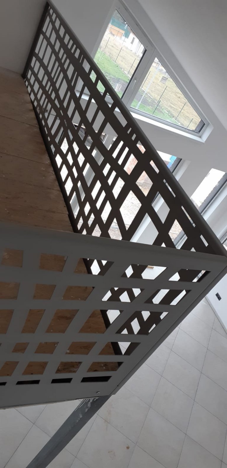 Dodání a montáž designového zábradlí v interiéru rodinného domu.

Vyrobeno z hlinkového plechu.
