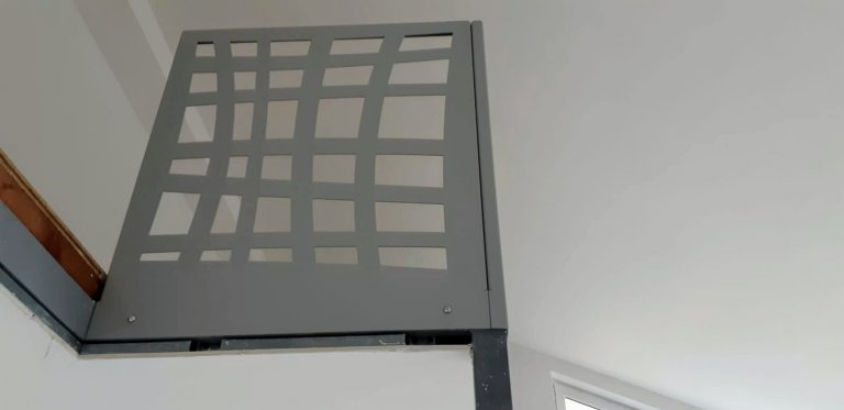 Dodání a montáž designového zábradlí v interiéru rodinného domu.

Vyrobeno z hlinkového plechu.
