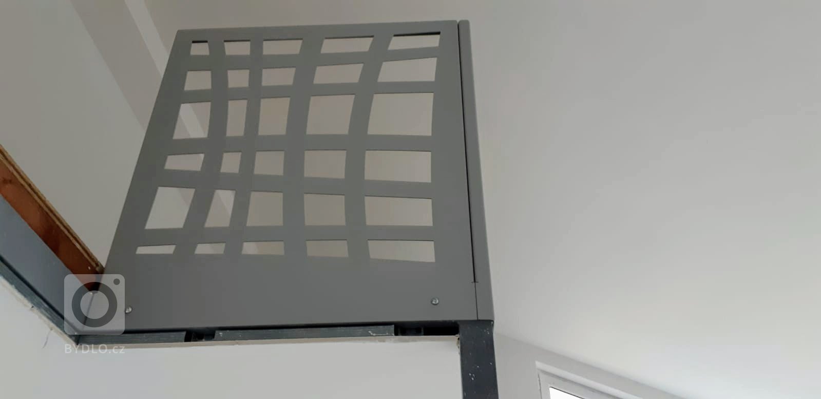 Dodání a montáž designového zábradlí v interiéru rodinného domu.

Vyrobeno z hlinkového plechu.
