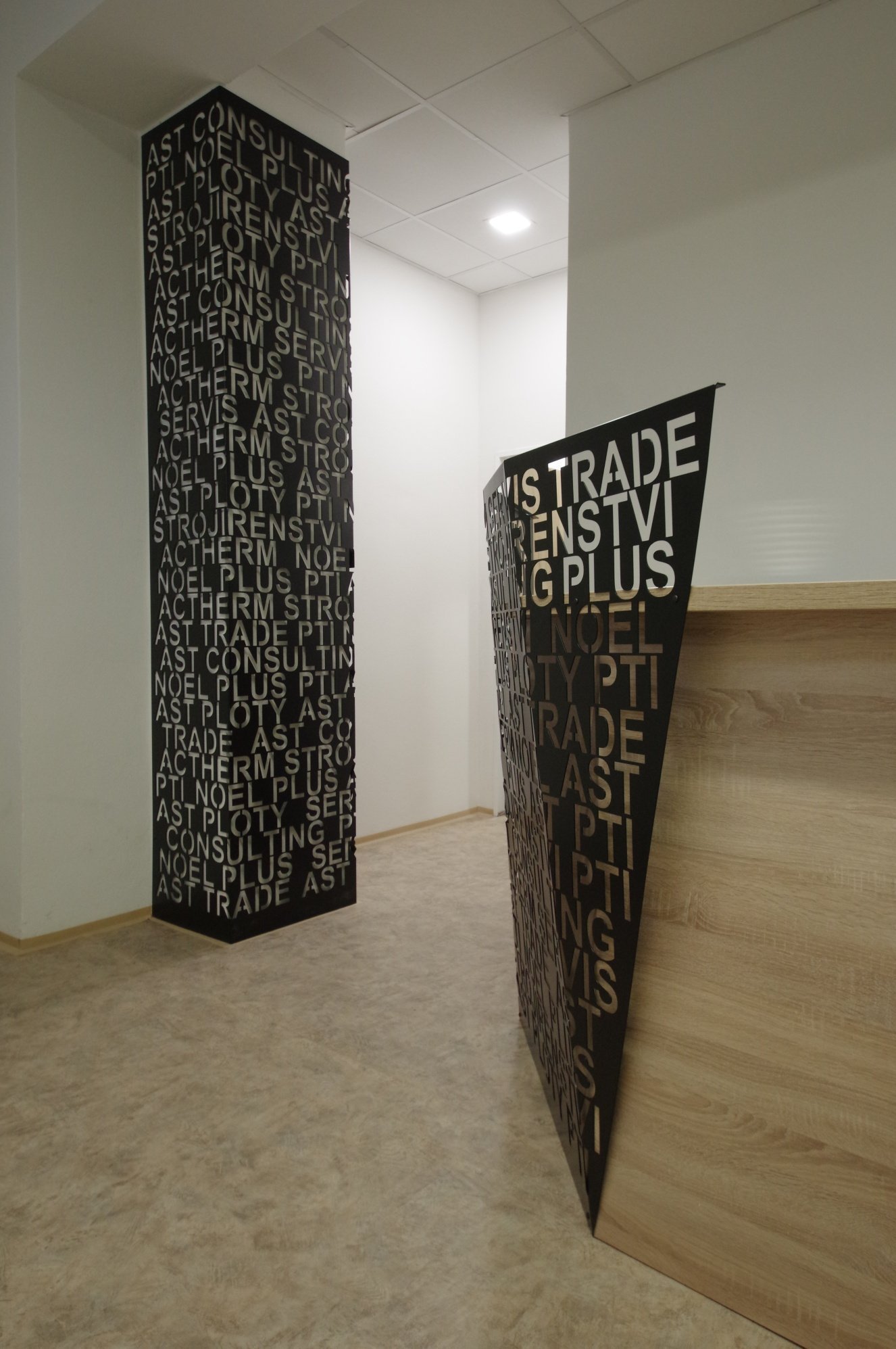 Obložení recepce firmy.