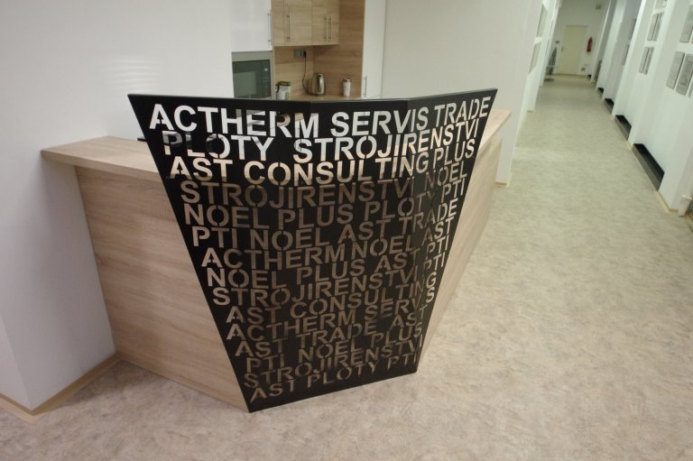 Obložení recepce firmy.