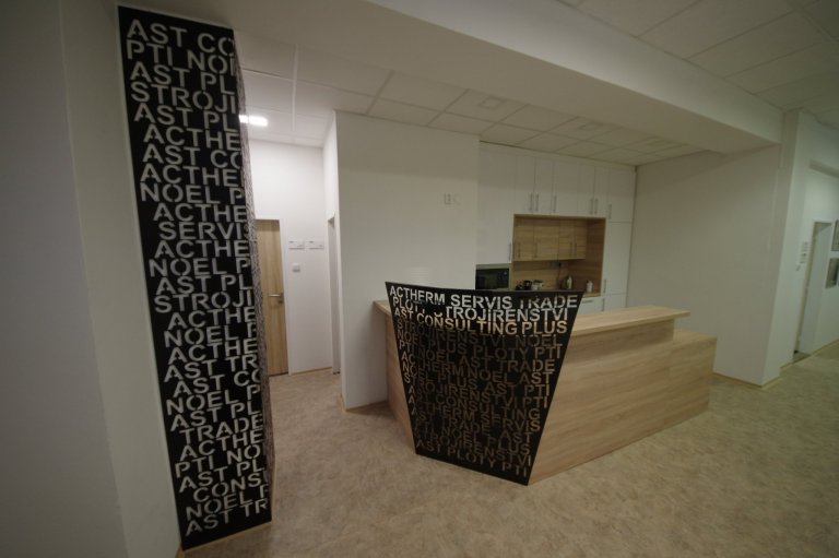 Obložení recepce firmy.