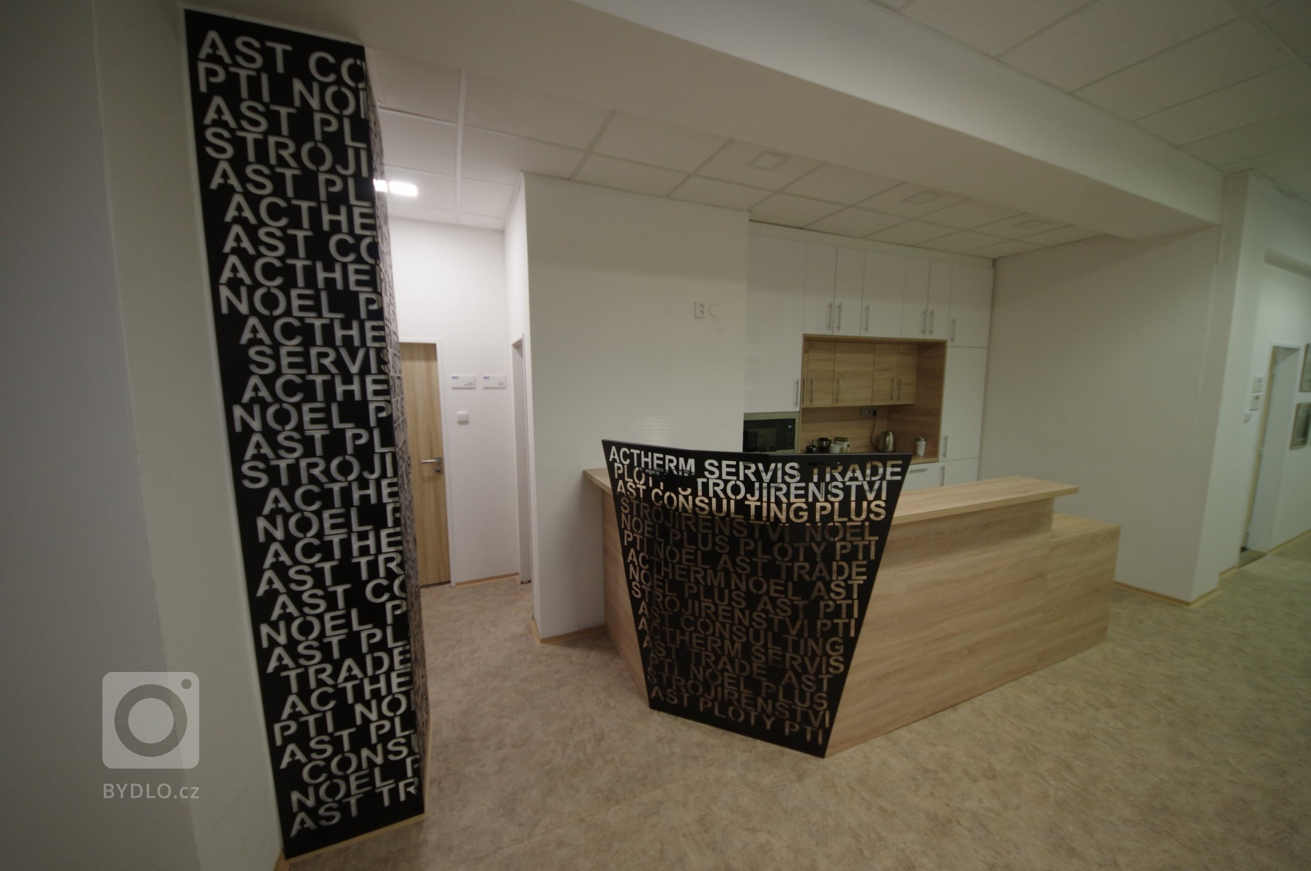 Obložení recepce firmy.