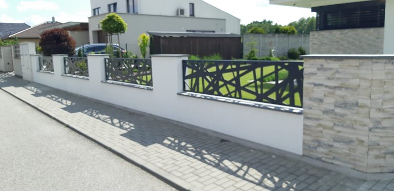 Moderní hliníkový plot - pavučina