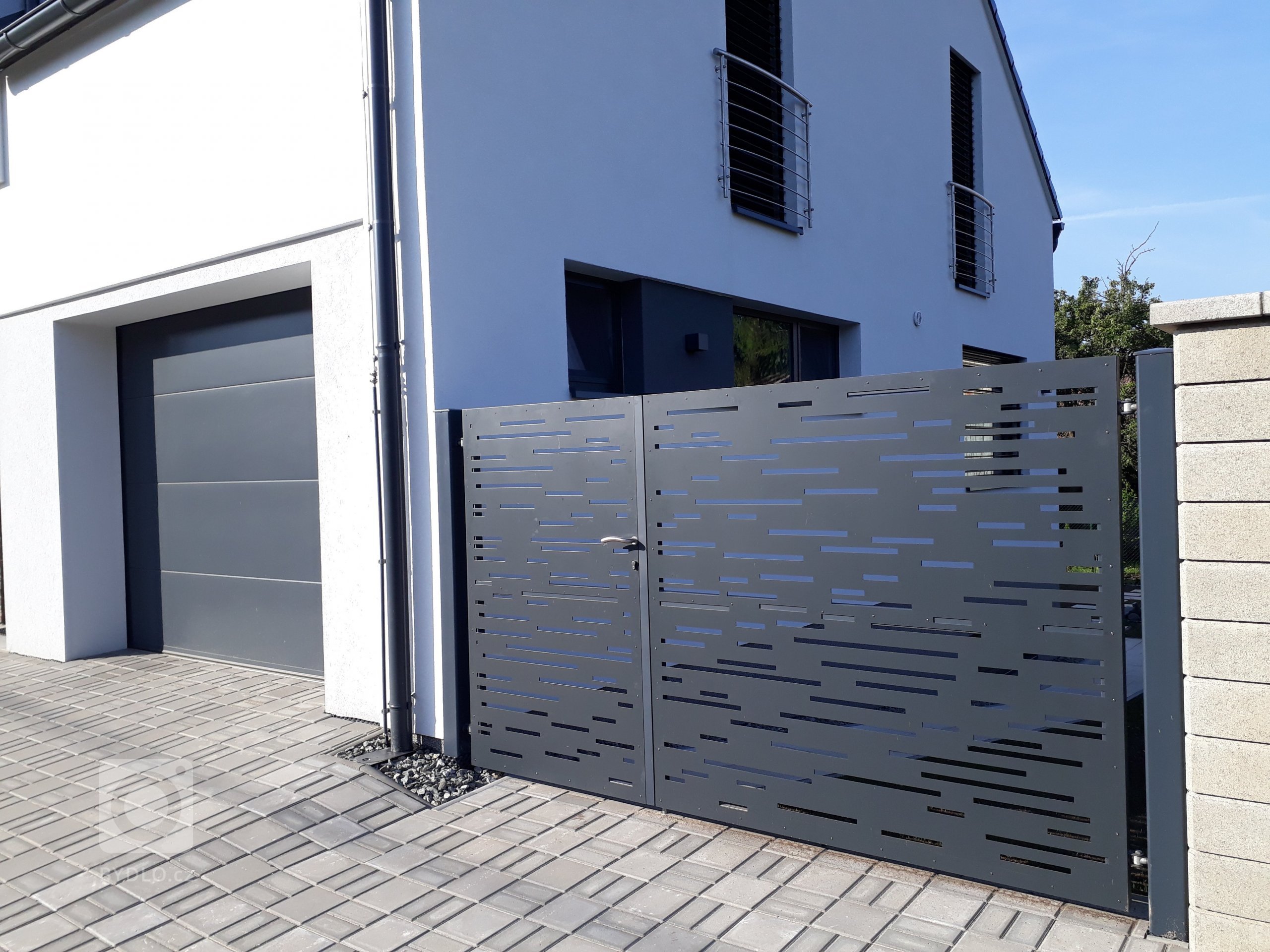 Součástí této realizace hliníkového plotu u rodinného domu byla také vjezdová brána. Jednalo se o provedení dvoukřídlé brány v kombinaci s vchodovou brankou. V…