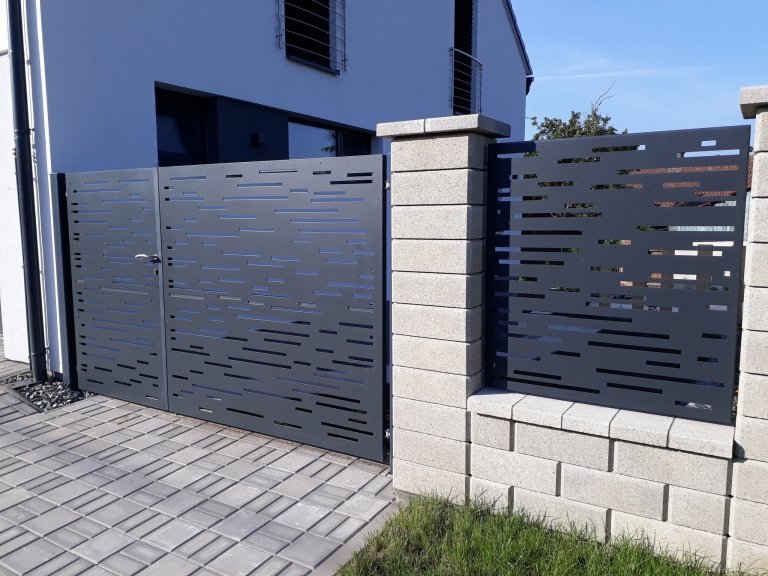 Součástí této realizace hliníkového plotu u rodinného domu byla také vjezdová brána. Jednalo se o provedení dvoukřídlé brány v kombinaci s vchodovou brankou. V…