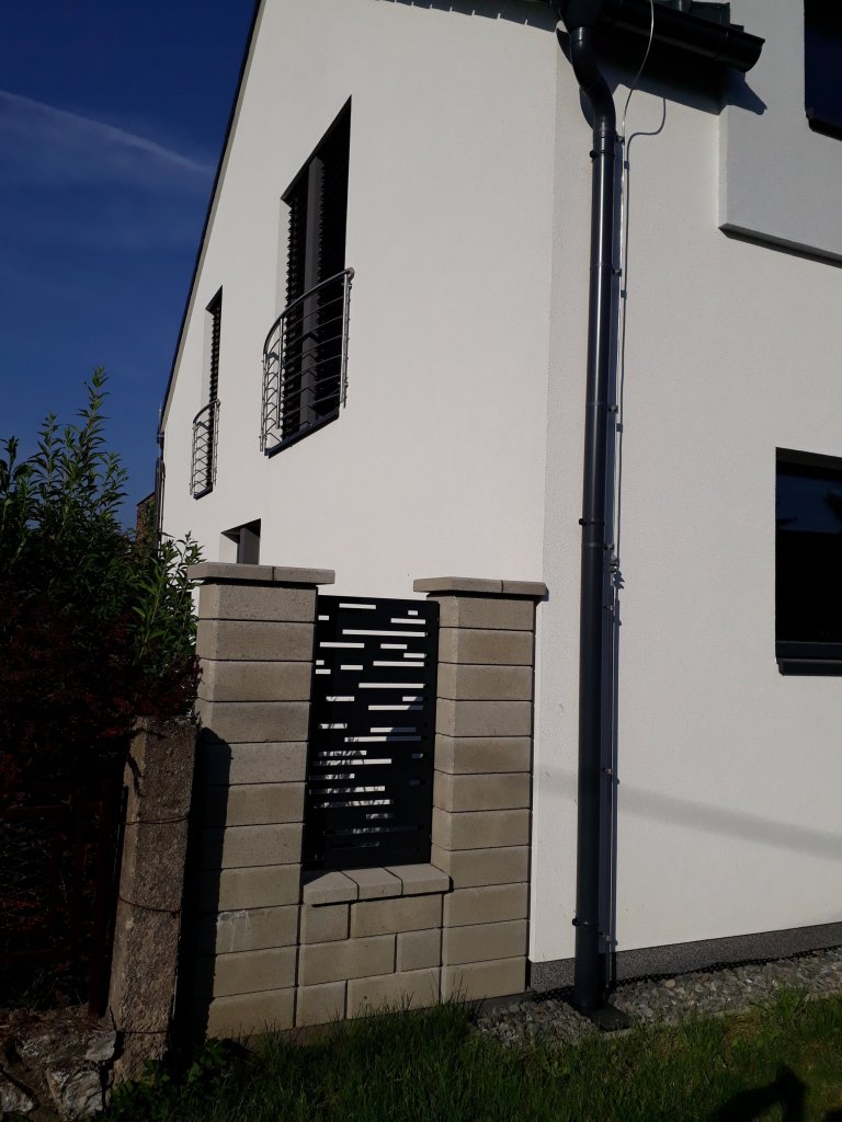 Součástí této realizace hliníkového plotu u rodinného domu byla také vjezdová brána. Jednalo se o provedení dvoukřídlé brány v kombinaci s vchodovou brankou. V…