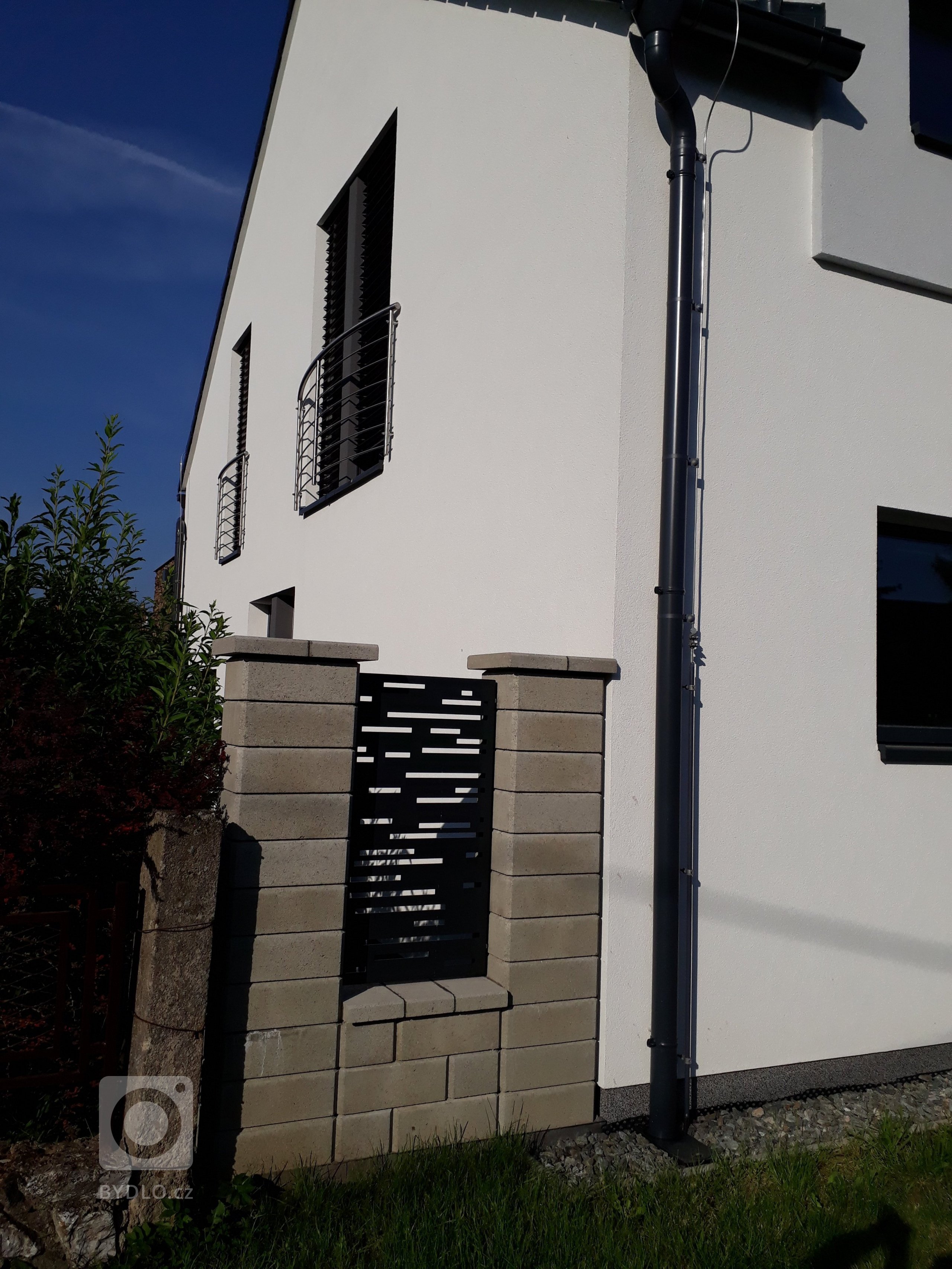 Součástí této realizace hliníkového plotu u rodinného domu byla také vjezdová brána. Jednalo se o provedení dvoukřídlé brány v kombinaci s vchodovou brankou. V…