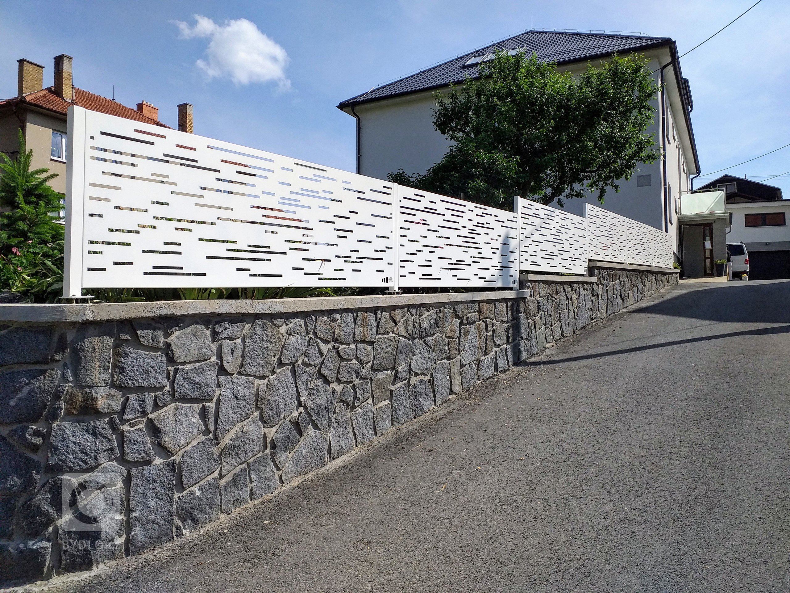 Hliníkový designový plot.
