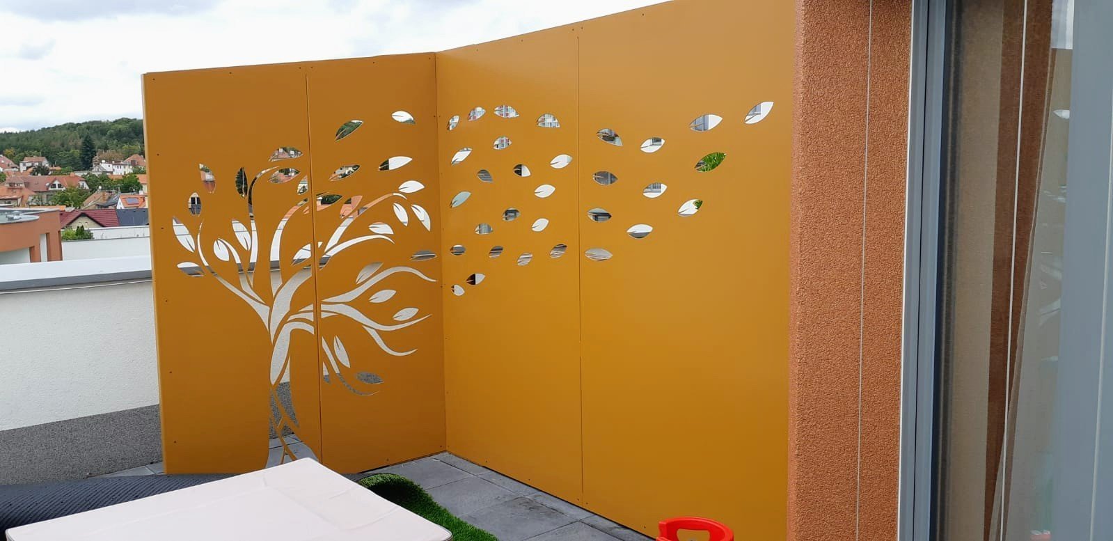 Hliníková zástěna na střeše domu.
