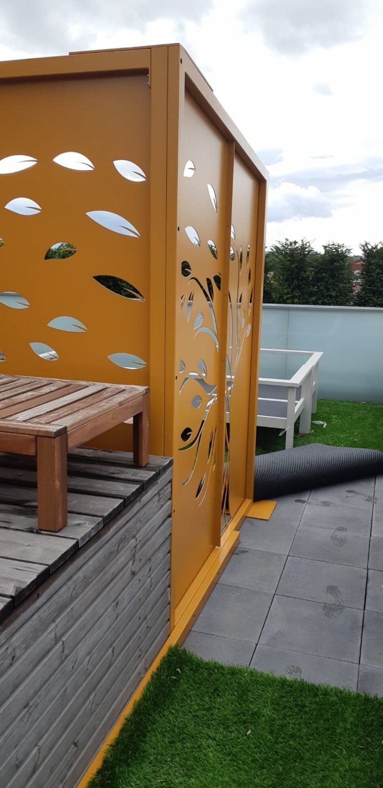 Hliníková zástěna na střeše domu.
