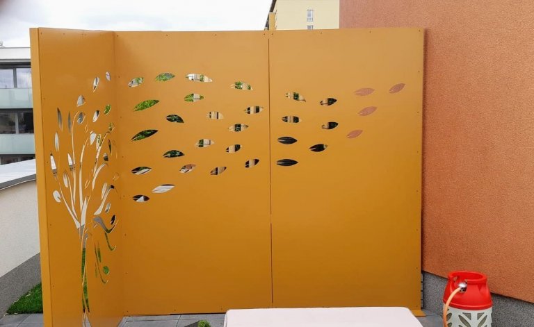 Hliníková zástěna na střeše domu.
