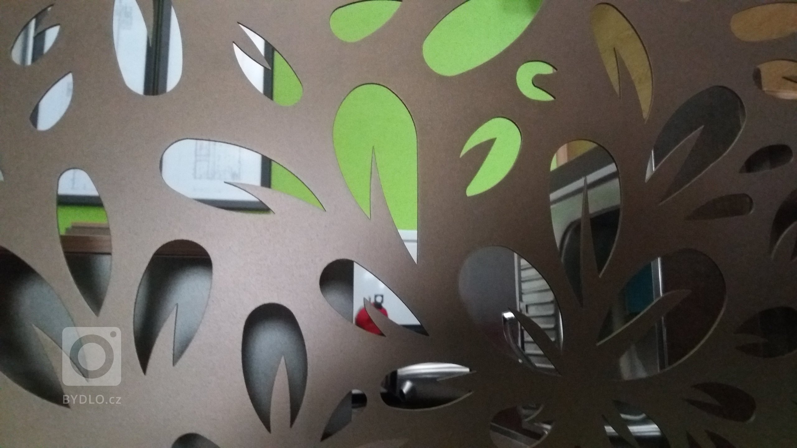 Dodání designové zástěny, která odděluje kuchyňskou linku.
