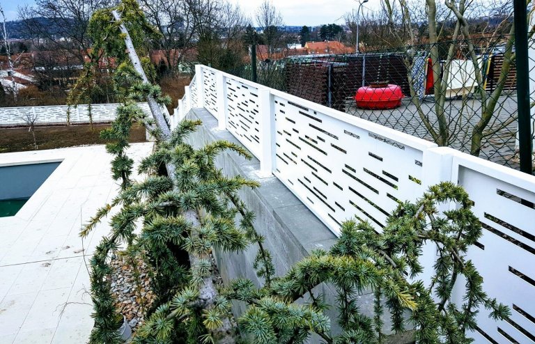 Návrh, dodání a montáž kompletního oplocení včetně zábradlí šikmých stran.
