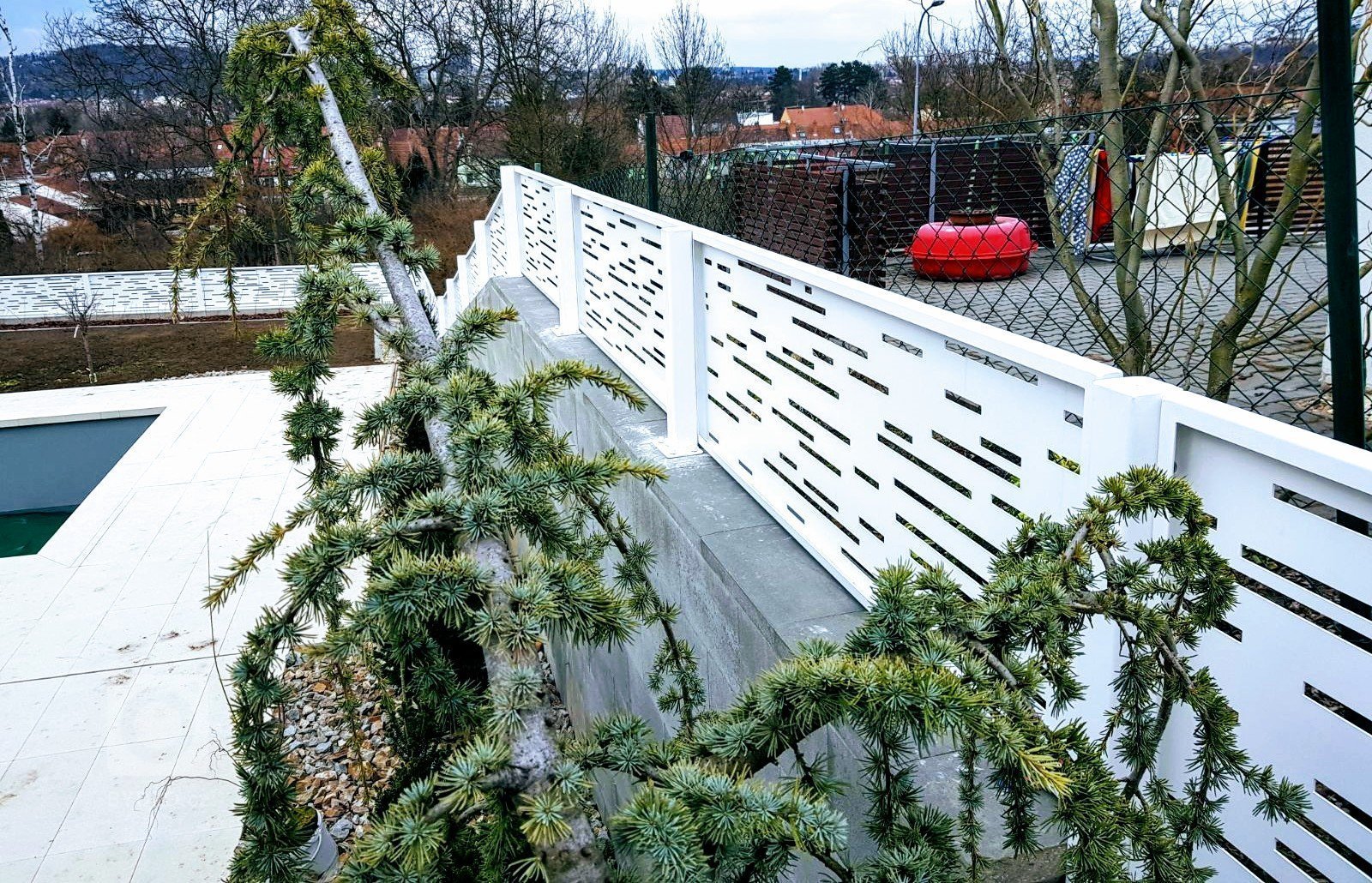 Návrh, dodání a montáž kompletního oplocení včetně zábradlí šikmých stran.
