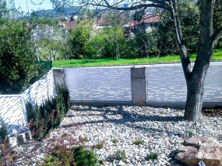 Návrh, dodání a montáž kompletního oplocení včetně zábradlí šikmých stran.
