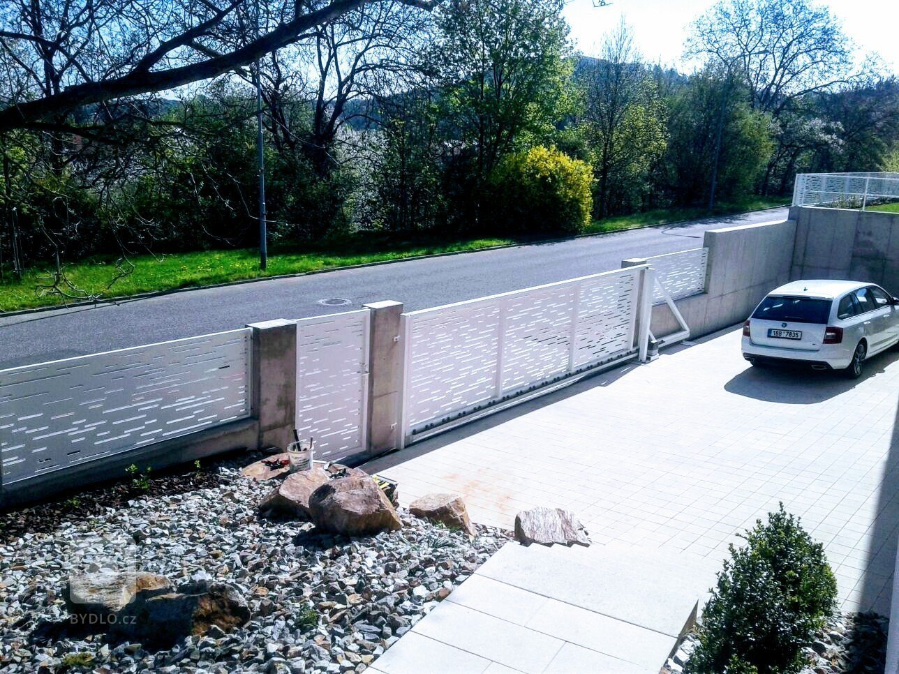 Návrh, dodání a montáž kompletního oplocení včetně zábradlí šikmých stran.
