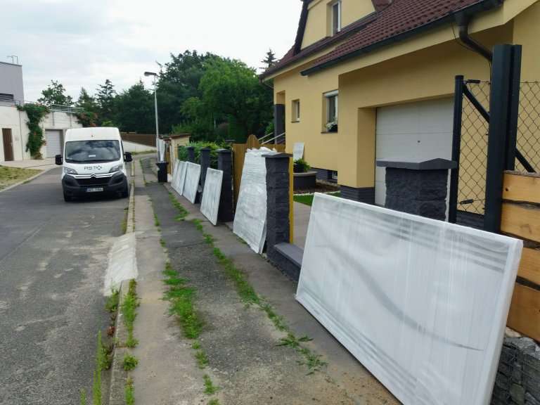 Dodání designových plotových&nbsp; panelů a výplně bran včetně montáže.

Vyrobeno z hliníkového plechu o síle 3mm, který je následně práškově lakován.
