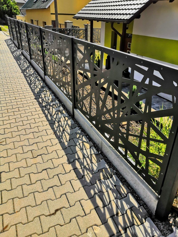 Jednou z dalších realizací bylo oplocení rodinného domku v Čáslavi. Jeho poloha není bohužel dost ideální. Je zapuštěný pod úrovní ulice. Řešili jsme tedy…