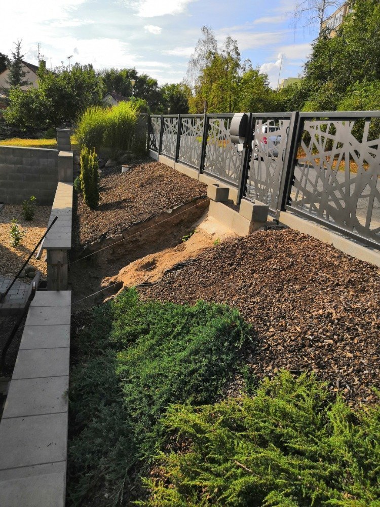Jednou z dalších realizací bylo oplocení rodinného domku v Čáslavi. Jeho poloha není bohužel dost ideální. Je zapuštěný pod úrovní ulice. Řešili jsme tedy…