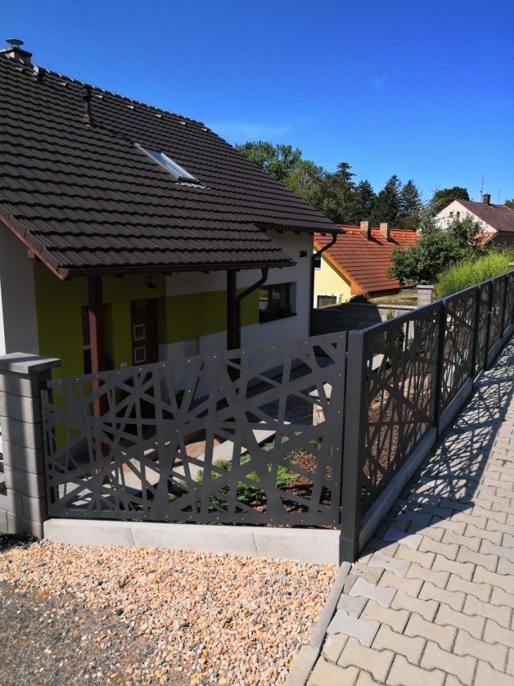 Jednou z dalších realizací bylo oplocení rodinného domku v Čáslavi. Jeho poloha není bohužel dost ideální. Je zapuštěný pod úrovní ulice. Řešili jsme tedy…