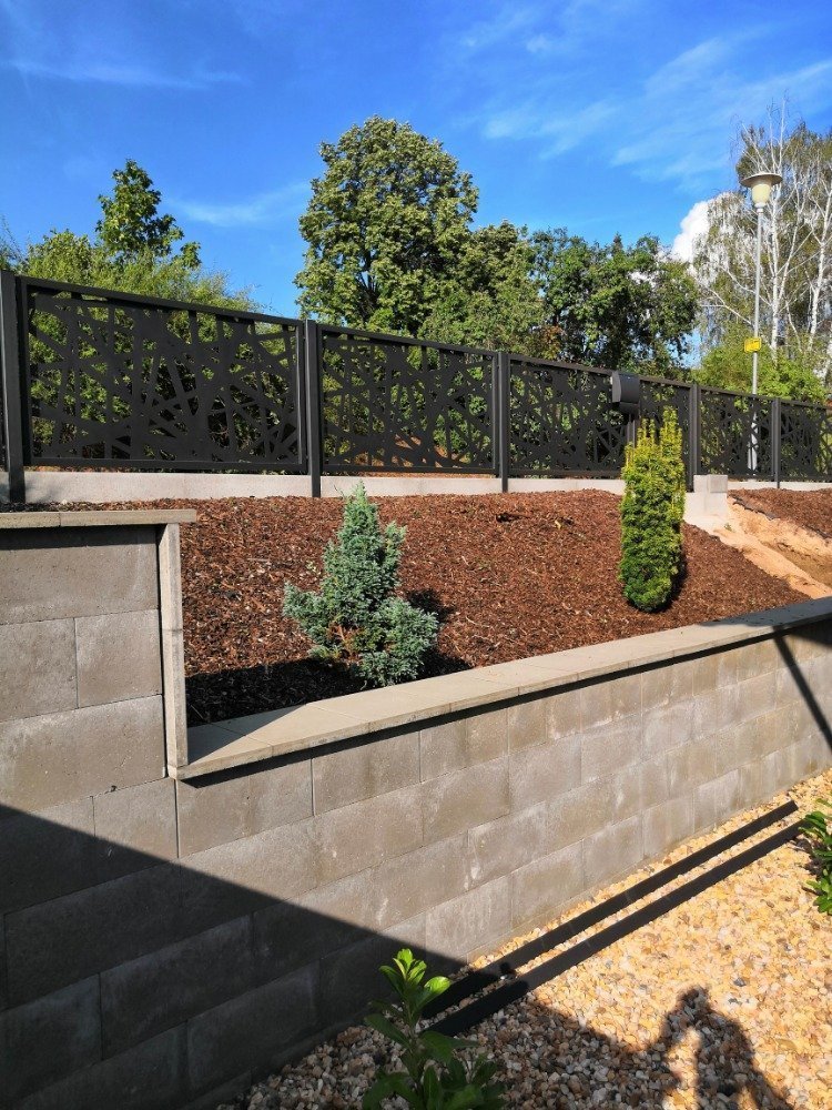 Jednou z dalších realizací bylo oplocení rodinného domku v Čáslavi. Jeho poloha není bohužel dost ideální. Je zapuštěný pod úrovní ulice. Řešili jsme tedy…