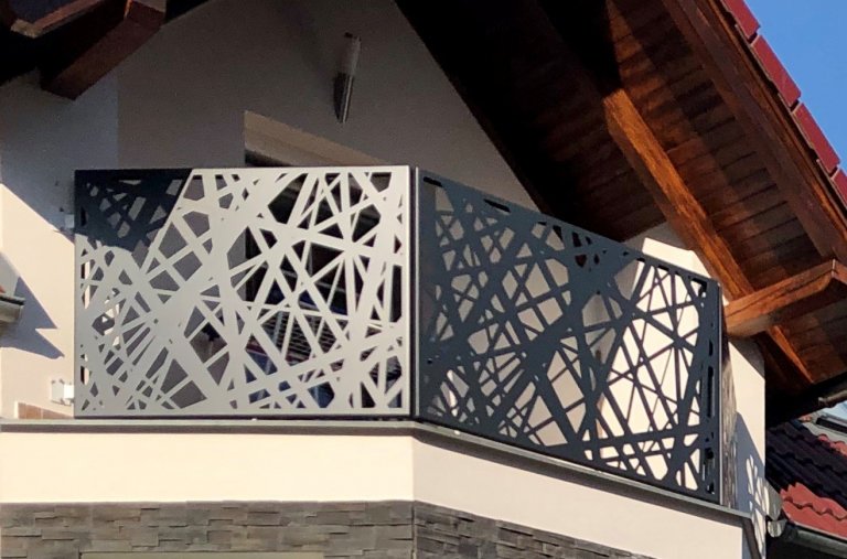 Jak lze&nbsp;oživit Váš dům a sladit jednotlivé prvky v moderním designu?&nbsp;Moderní plot, balkonové zábradlí a posuvná vjezdová brána v oblíbeném designu…