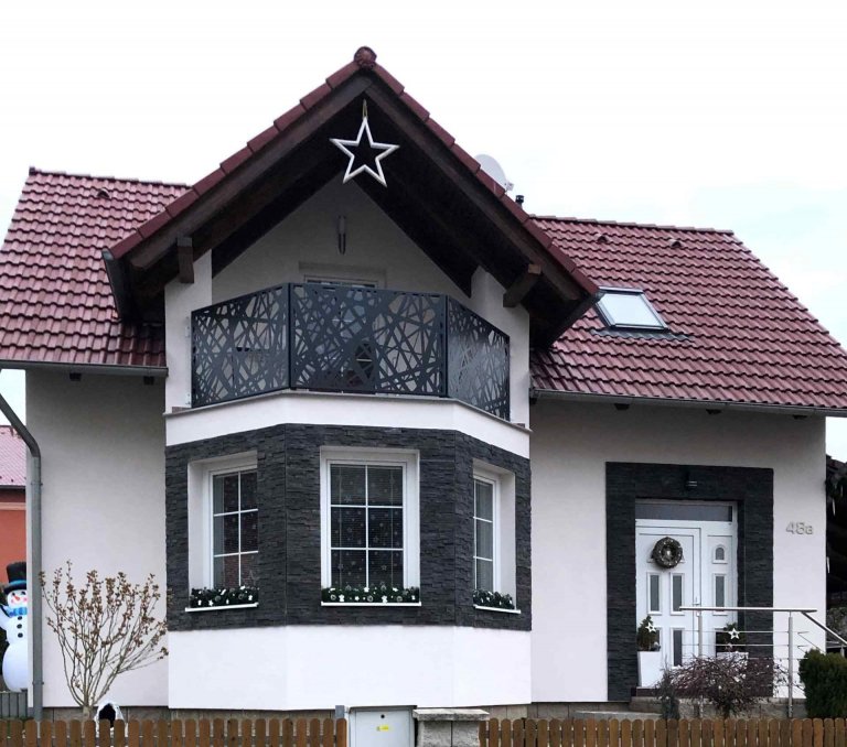 Jak lze&nbsp;oživit Váš dům a sladit jednotlivé prvky v moderním designu?&nbsp;Moderní plot, balkonové zábradlí a posuvná vjezdová brána v oblíbeném designu…