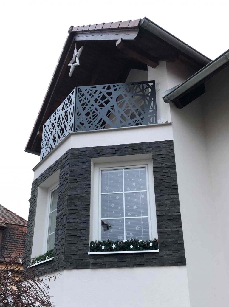 Jak lze&nbsp;oživit Váš dům a sladit jednotlivé prvky v moderním designu?&nbsp;Moderní plot, balkonové zábradlí a posuvná vjezdová brána v oblíbeném designu…