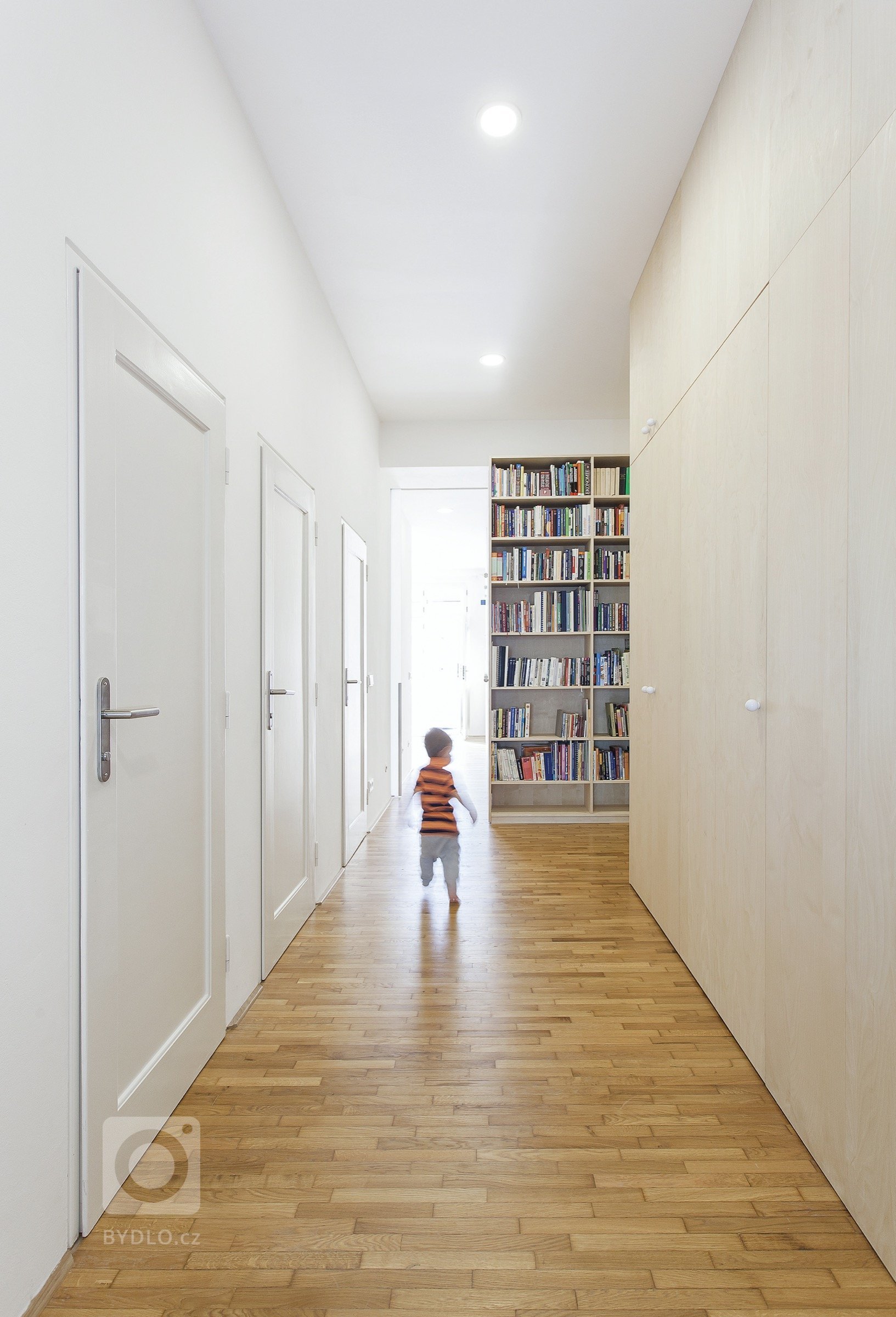 Sloučení dvou bytových jednotek (2+1 s garsonkou). Vzniká jednoúrovňový byt 4+kk o celkové ploše 116 m2. Jen malými dispozičními úpravami dosahujeme úplně…