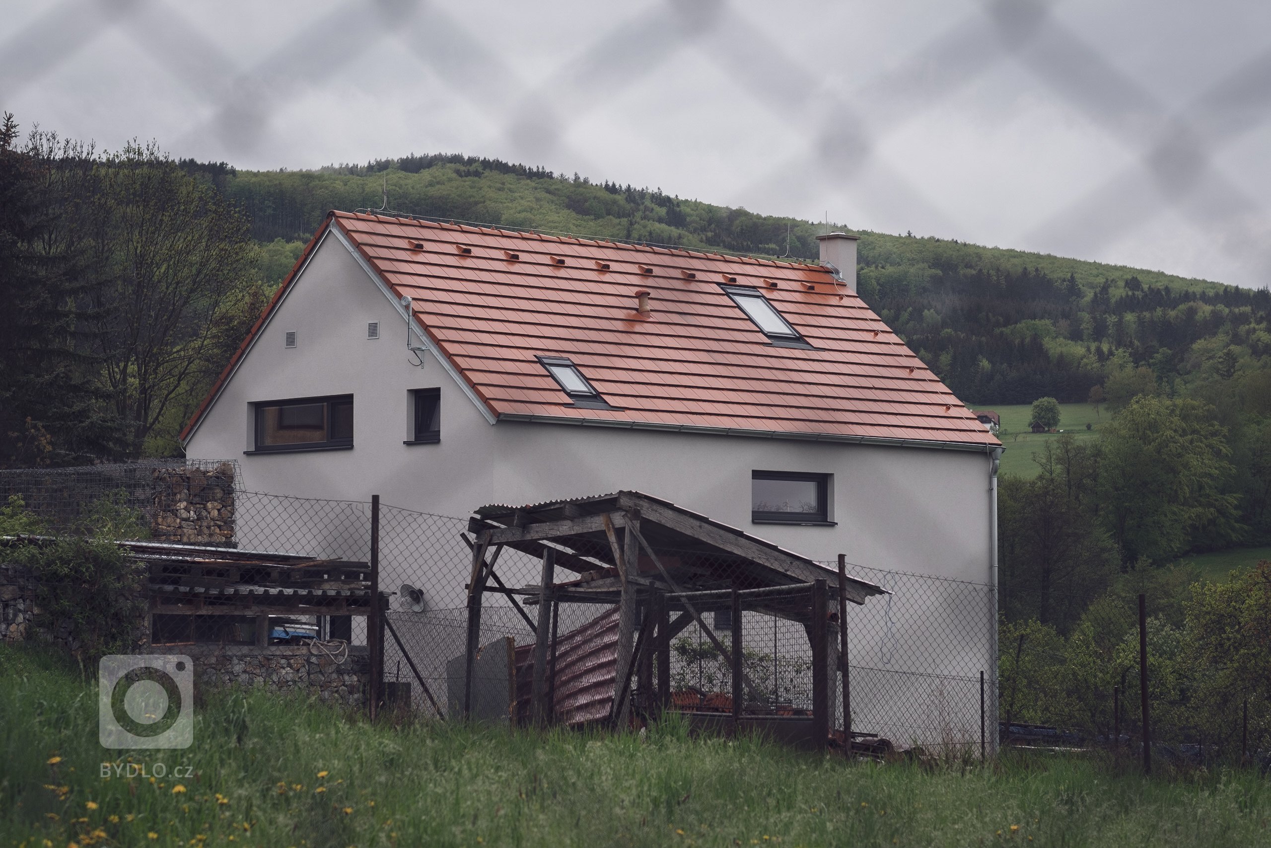 Malý, ale šikovný.

Rodinný dům pro mladou rodinu pod Kletí, je jedna z&nbsp;prvních realizací, na kterou rádi vzpomínáme. Úsporná kompozice dispozic, na…
