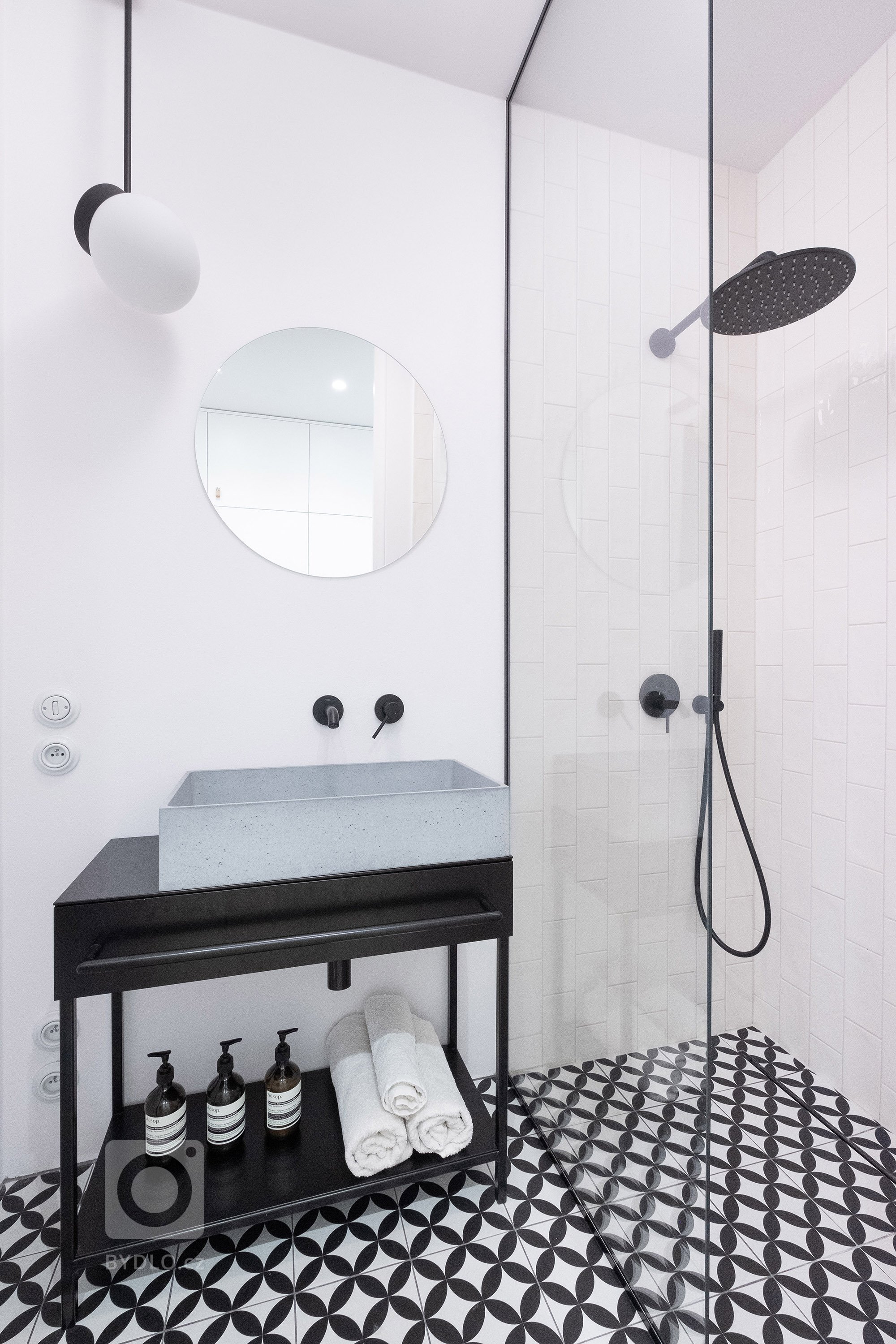 Byt ve 4. patře historického činžovního domu s&nbsp;výhledy do úzkých ulic starých Vršovic, vysoké stropy, velká špaletová okna, poctivé cihlové zdi.

…