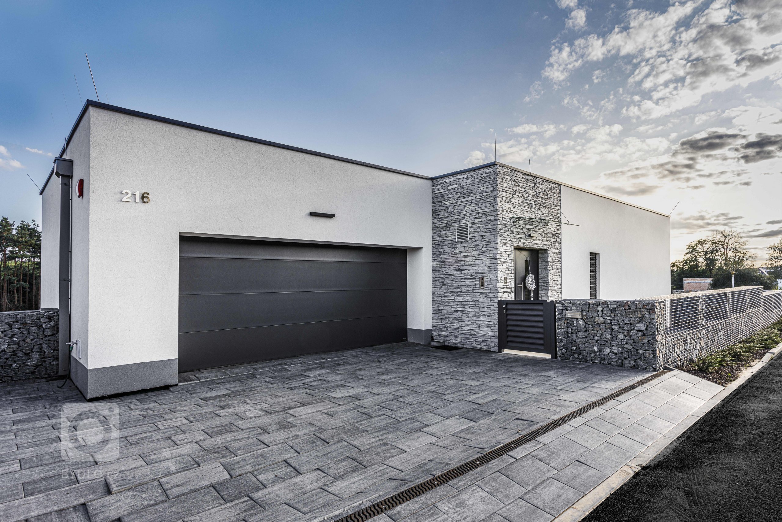 Pasivní Vila dům v Podolance je výsledkem&nbsp;dlouhodobé a pečlivé spolupráce&nbsp;náročného investora a našeho ateliéru. Výsledkem je&nbsp;maximálně…