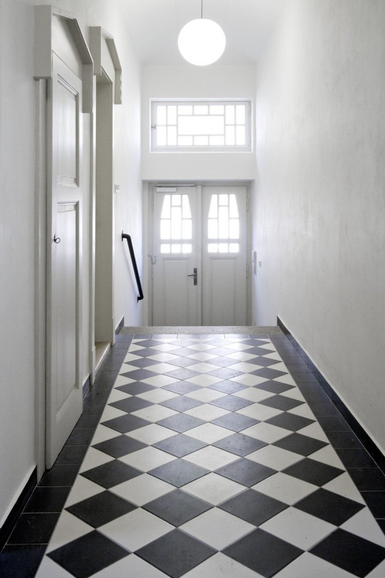 PŮVODNÍ STAV
Jedná se o&nbsp;nájemní vilu z&nbsp;roku 1910. Vila má 3 nadzemní podlaží, jedno podzemní, které je možné díky svažitému terénu plnohodnotně…