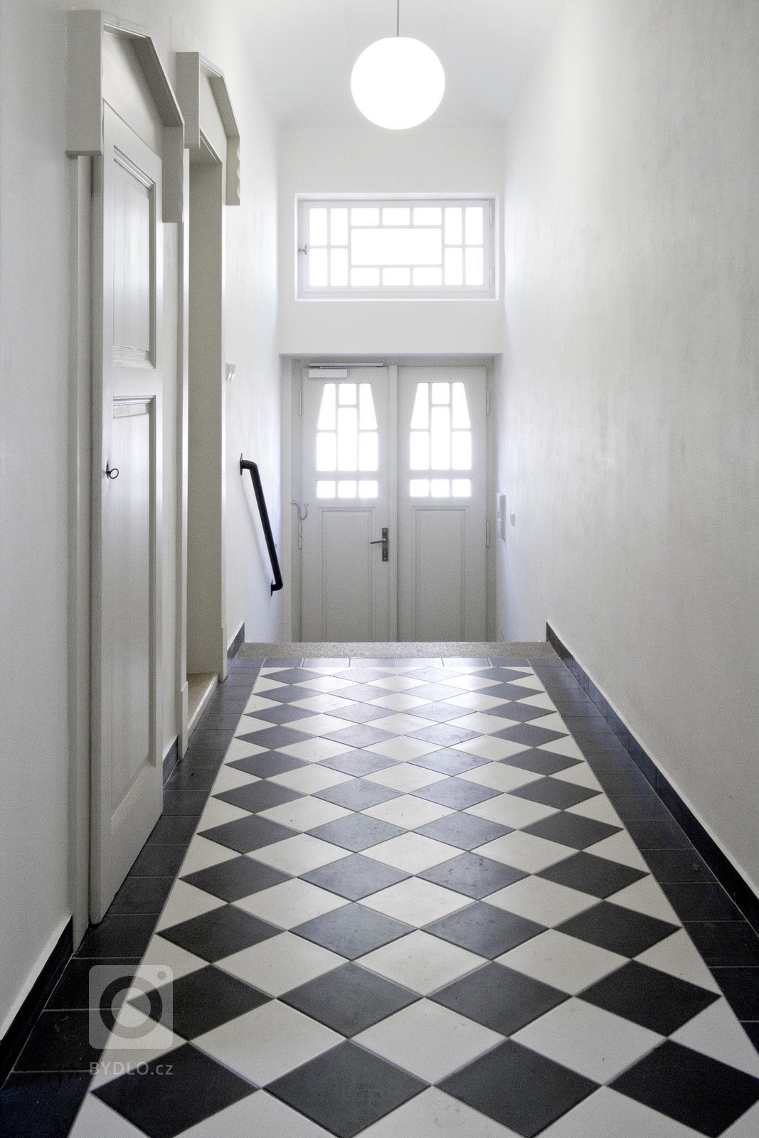 PŮVODNÍ STAV
Jedná se o&nbsp;nájemní vilu z&nbsp;roku 1910. Vila má 3 nadzemní podlaží, jedno podzemní, které je možné díky svažitému terénu plnohodnotně…