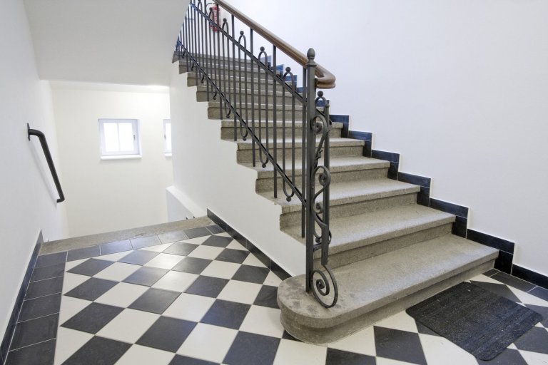 PŮVODNÍ STAV
Jedná se o&nbsp;nájemní vilu z&nbsp;roku 1910. Vila má 3 nadzemní podlaží, jedno podzemní, které je možné díky svažitému terénu plnohodnotně…