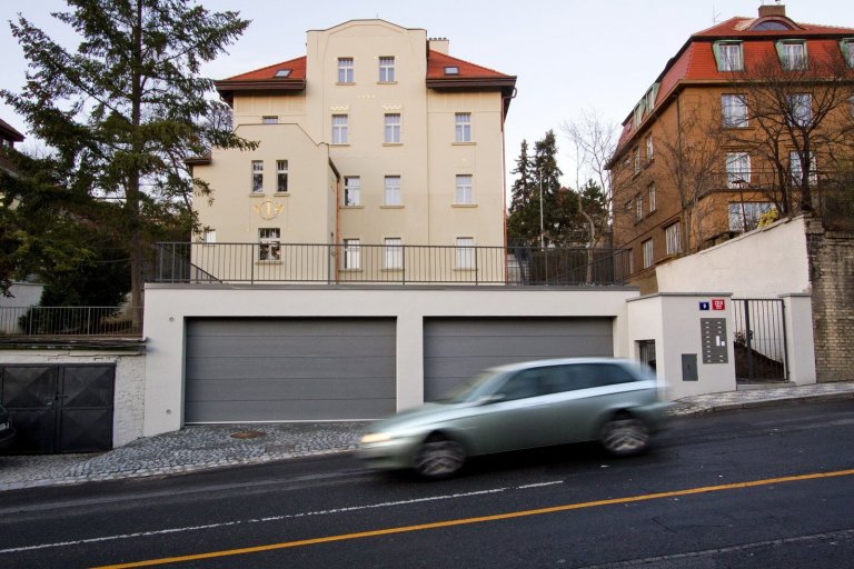 PŮVODNÍ STAV
Jedná se o&nbsp;nájemní vilu z&nbsp;roku 1910. Vila má 3 nadzemní podlaží, jedno podzemní, které je možné díky svažitému terénu plnohodnotně…