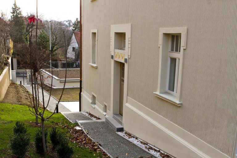 PŮVODNÍ STAV
Jedná se o&nbsp;nájemní vilu z&nbsp;roku 1910. Vila má 3 nadzemní podlaží, jedno podzemní, které je možné díky svažitému terénu plnohodnotně…