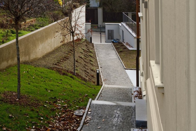 PŮVODNÍ STAV
Jedná se o&nbsp;nájemní vilu z&nbsp;roku 1910. Vila má 3 nadzemní podlaží, jedno podzemní, které je možné díky svažitému terénu plnohodnotně…