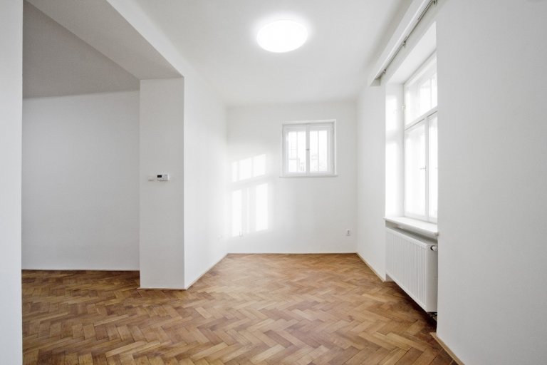 PŮVODNÍ STAV
Jedná se o&nbsp;nájemní vilu z&nbsp;roku 1910. Vila má 3 nadzemní podlaží, jedno podzemní, které je možné díky svažitému terénu plnohodnotně…