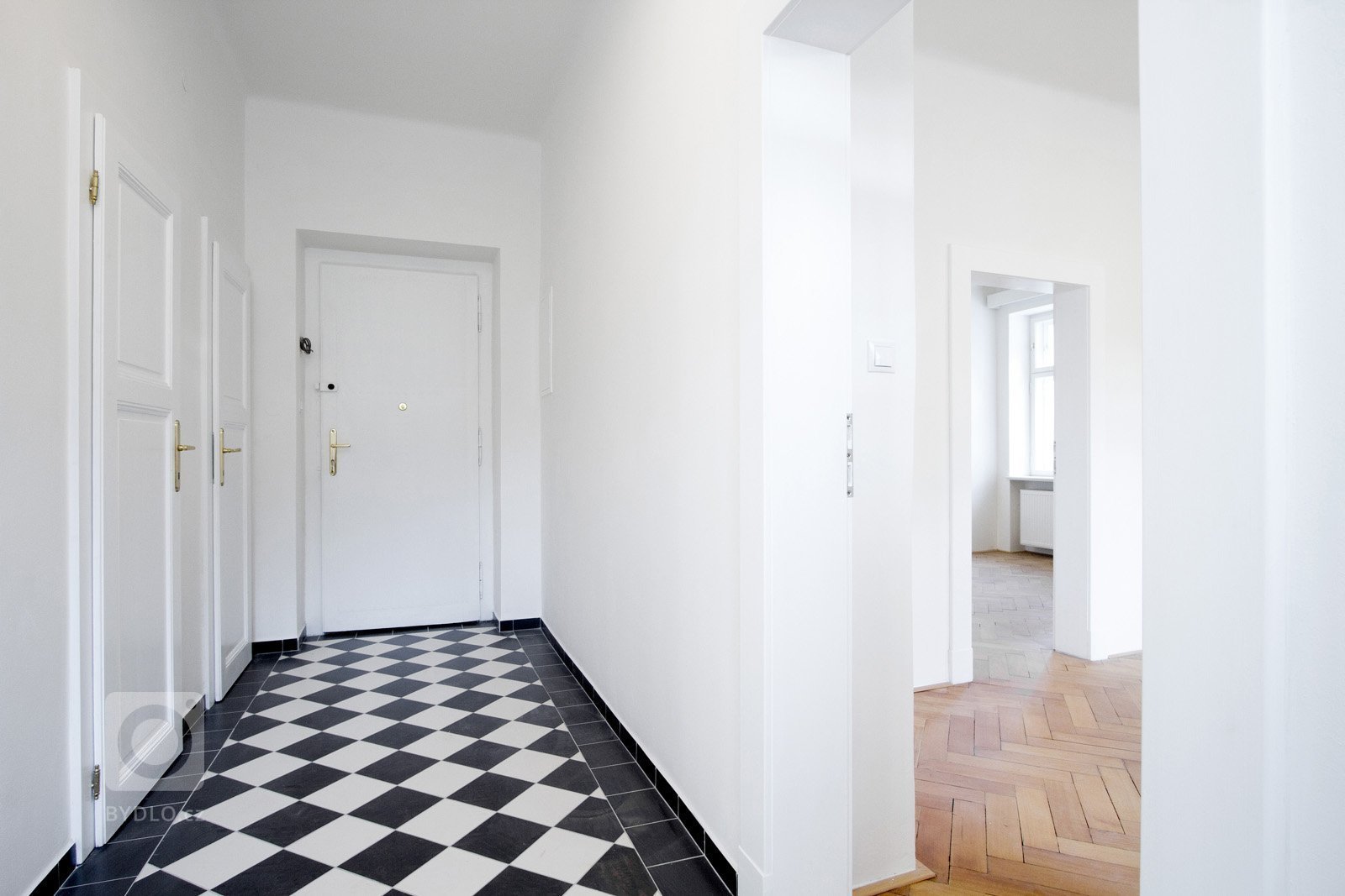 PŮVODNÍ STAV
Jedná se o&nbsp;nájemní vilu z&nbsp;roku 1910. Vila má 3 nadzemní podlaží, jedno podzemní, které je možné díky svažitému terénu plnohodnotně…