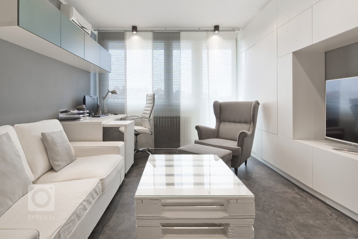 Kompletní rekonstrukce bytu 2+1 o ploše 37m2.

Dispozice zůstala původní; jedním z&nbsp;důvodů byla cena, jelikož všechny příčky jsou panelové a jejich změna…