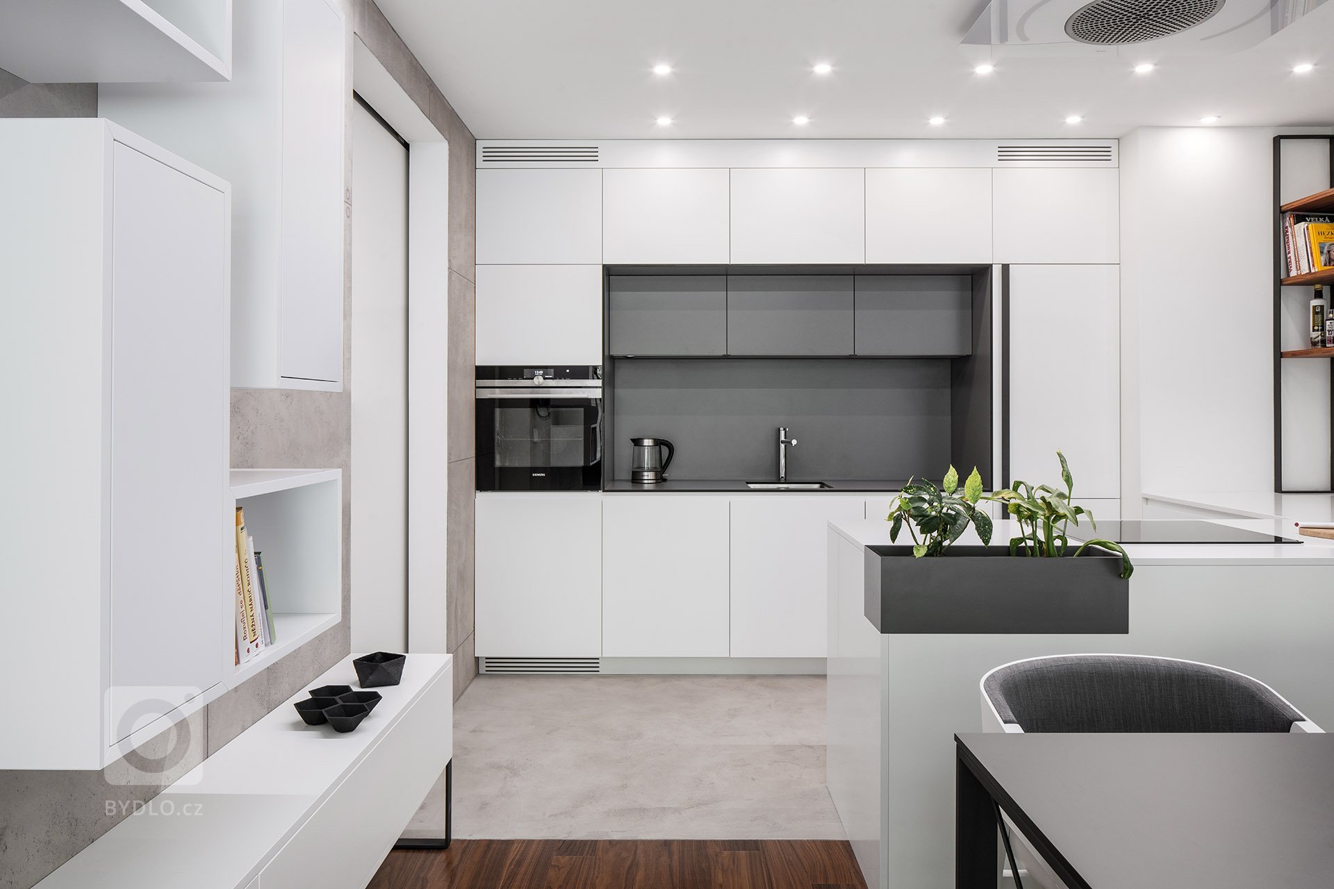 Jedná se o realizaci bytu v developerském projektu.&nbsp;Klienti nás bohužel oslovili už pozdě, tudíž nebylo možné dělat žádné klientské změny. Naštěstí…