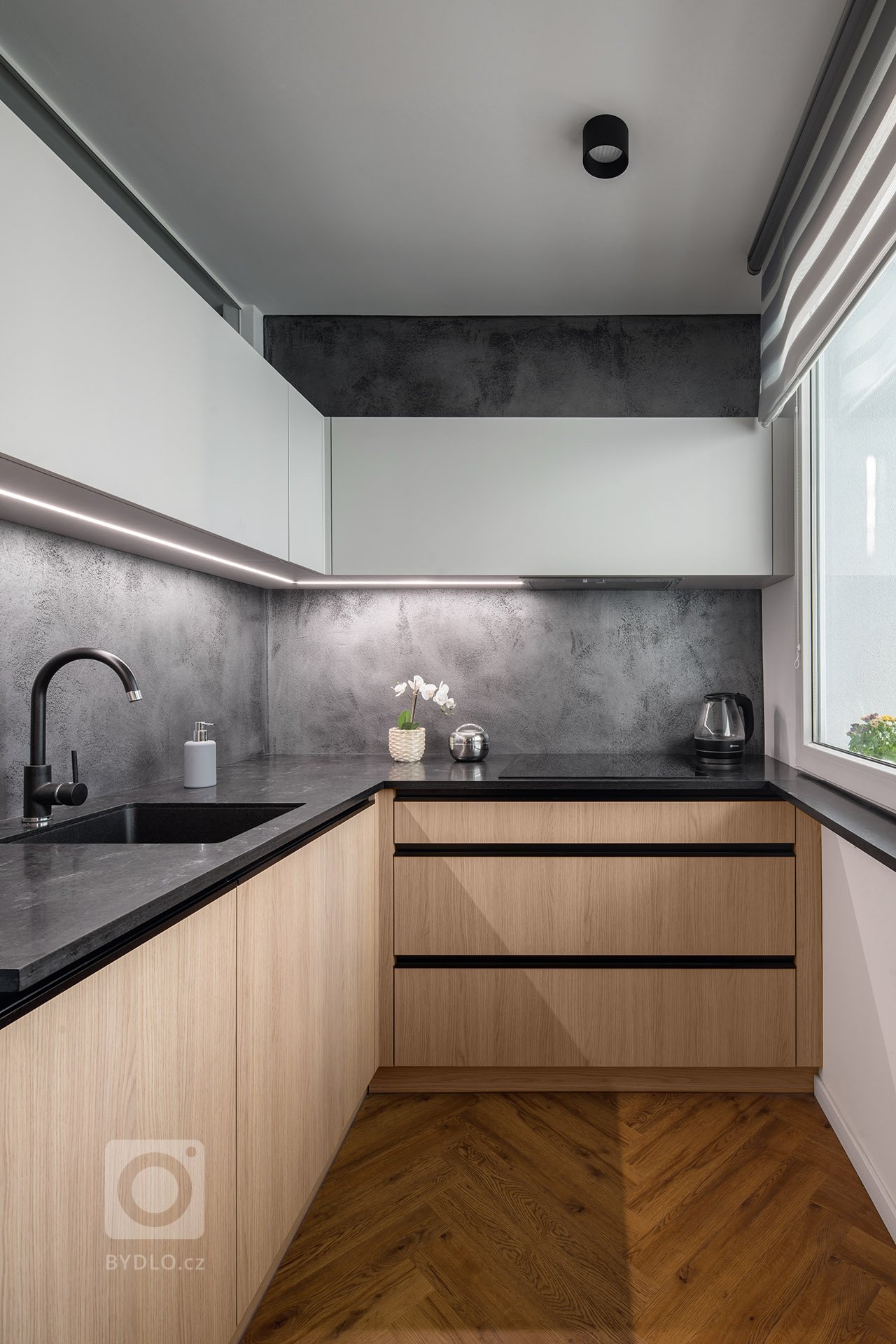 Jedná se o kompletní rekonstrukci malého panelového bytu, původně s dispozicí 1+1 s malou průchozí koupelnou. Jelikož byly veškeré vnitřní konstrukce tvořeny…